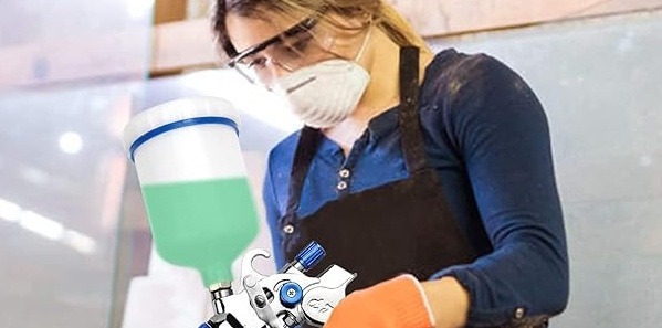 Mejor con una pistola para pintar por gravedad